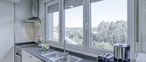 Microonde, forno, piano cottura, bollitore elettrico