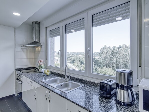 Micro-ondes, four, plaque de cuisson, bouilloire électrique