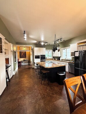 ثلاجة، ميكروويف، فرن، موقد طهي مسطح