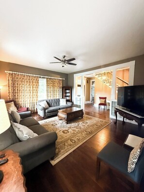 تلفزيون، مدفأة، كرة قدم الطاولة