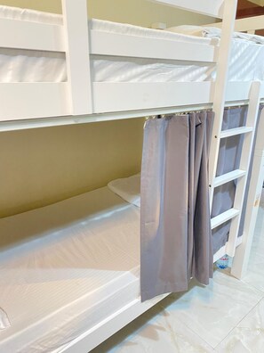 Ruang kerja ramah laptop, setrika/meja setrika, dan Wi-Fi gratis