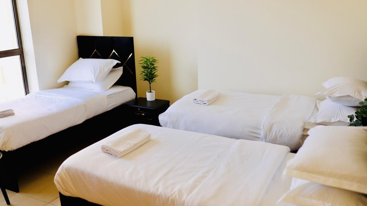 Luxury-Vierbettzimmer, Balkon | Laptopgeeigneter Arbeitsplatz, Bügeleisen/Bügelbrett, kostenloses WLAN