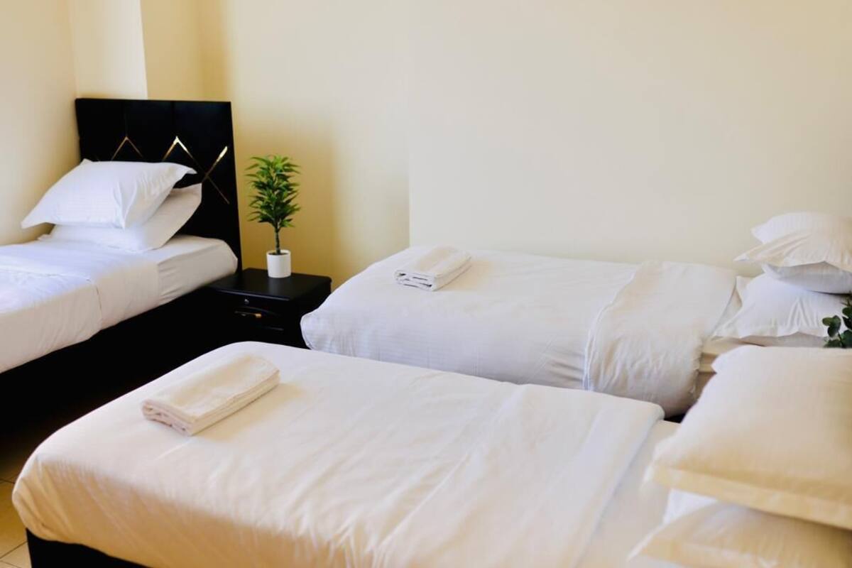 مساحة عمل للكمبيوتر المحمول ومكواة/لوح كي وواي فاي مجانًا وملاءات أسرّة