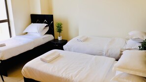 奢華四人房, 陽台 | 筆電工作空間、熨斗/熨衣板、免費無線上網、床單