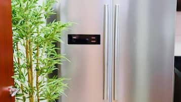 Full-sized fridge, microwave, oven, cookware/dishes/utensils