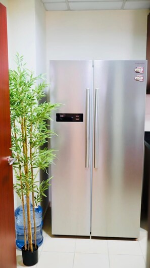 Full-size fridge, microwave, oven, cookware/dishes/utensils