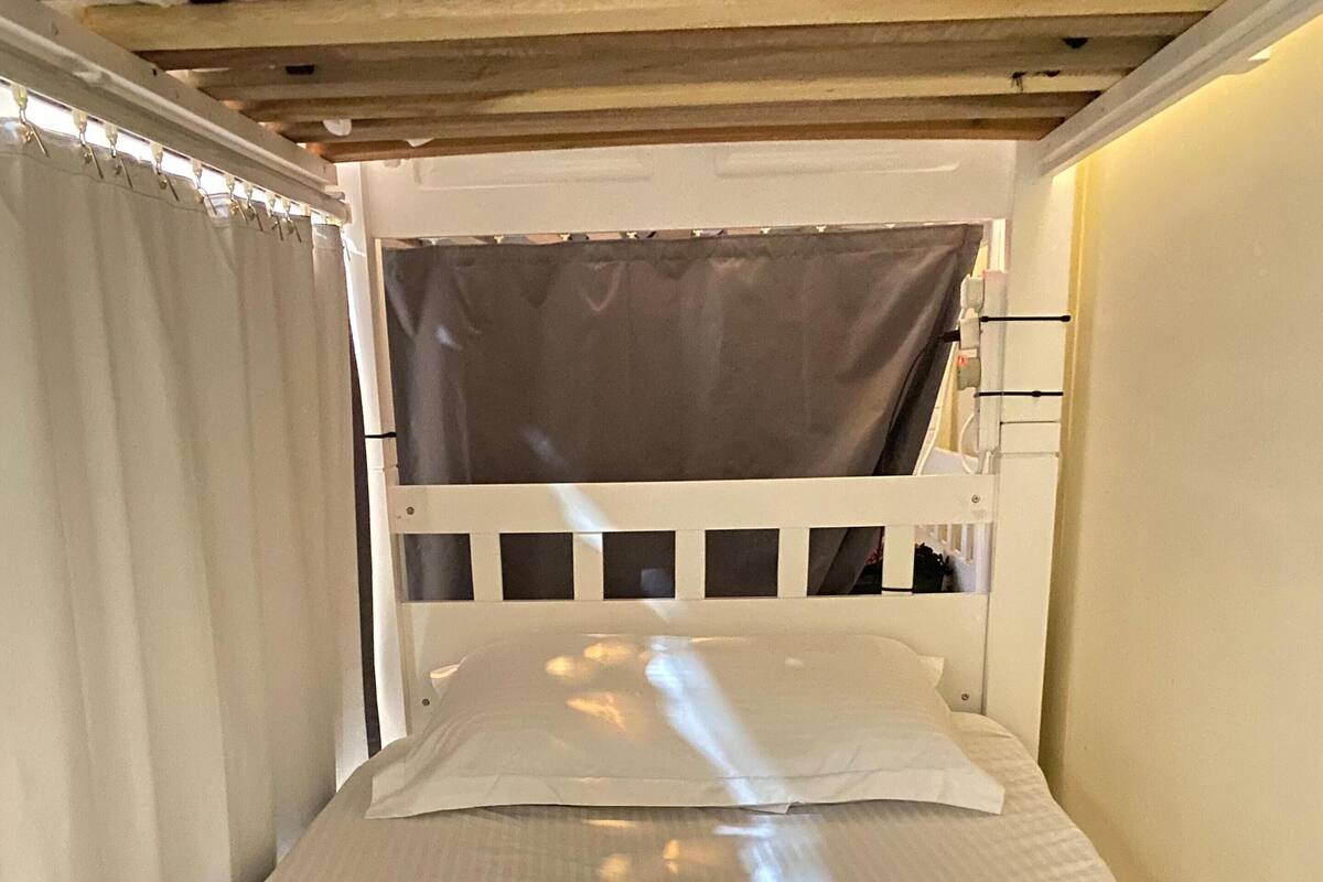 مساحة عمل للكمبيوتر المحمول ومكواة/لوح كي وواي فاي مجانًا وملاءات أسرّة