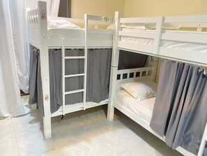 مساحة عمل للكمبيوتر المحمول ومكواة/لوح كي وواي فاي مجانًا وملاءات أسرّة