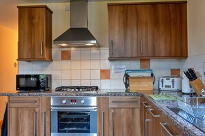 ثلاجة، ميكروويف، فرن، غسالة أطباق