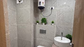 Chuveiro, banheira de hidromassagem, secador de cabelo, bidê