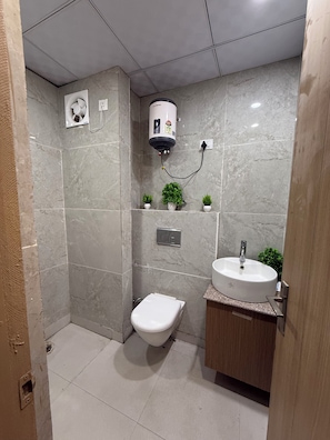 تجهيزات دش، حوض استحمام بنظام ضخ المياه، مجففات شعر، مراحيض شطف