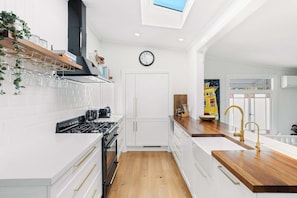 Apartment | Private kitchen - Tranquil 2-bed Family Home With Deck Among Trees (Brisbane)