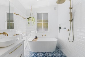 Bathroom - Tranquil 2-bed Family Home With Deck Among Trees (Brisbane)