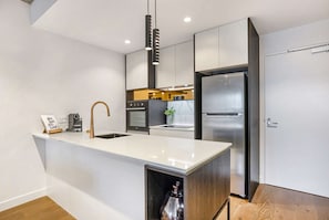 Apartment | Private kitchen - Stay Near Botanic Garden With Gym, Sauna & Parking (Melbourne)