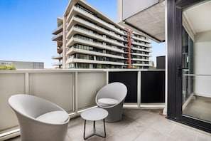 Apartment | Balcony - Stay Near Botanic Garden With Gym, Sauna & Parking (Melbourne)