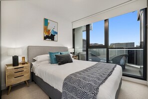 Apartment | 1 bedroom, iron/ironing board, bed sheets - Stay Near Botanic Garden With Gym, Sauna & Parking (Melbourne)