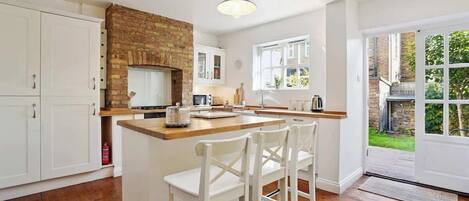 ثلاجة، ميكروويف، فرن، موقد طهي مسطح