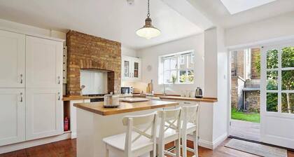 Relaxing Central Windsor Getaway By Tempstay
