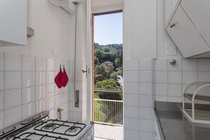 Fridge, oven, dishwasher, coffee/tea maker