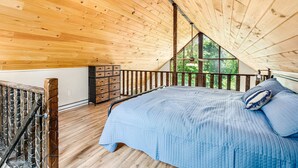 Room - Wonderful Cabin with Hot-tub and Barbecue in Hedgesville, West Virginia (Hedgesville)