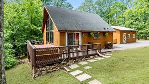 Exterior - Wonderful Cabin with Hot-tub and Barbecue in Hedgesville, West Virginia (Hedgesville)