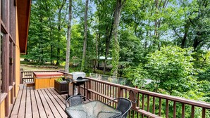 Outdoor dining - Wonderful Cabin with Hot-tub and Barbecue in Hedgesville, West Virginia (Hedgesville)