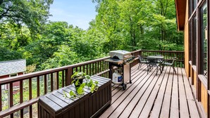 Outdoor dining - Wonderful Cabin with Hot-tub and Barbecue in Hedgesville, West Virginia (Hedgesville)