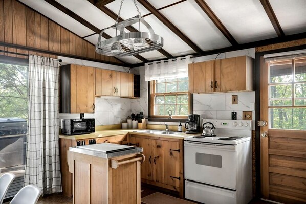 Jääkaappi, mikroaaltouuni, liesi, kahvin-/teenkeitin