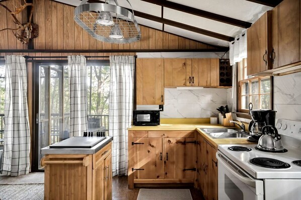 Réfrigérateur, micro-ondes, plaque de cuisson, cafetière/bouilloire