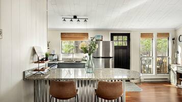 Jääkaappi, mikroaaltouuni, liesi, ruokailupöytä