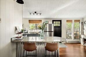 Réfrigérateur, micro-ondes, plaque de cuisson, tables à manger