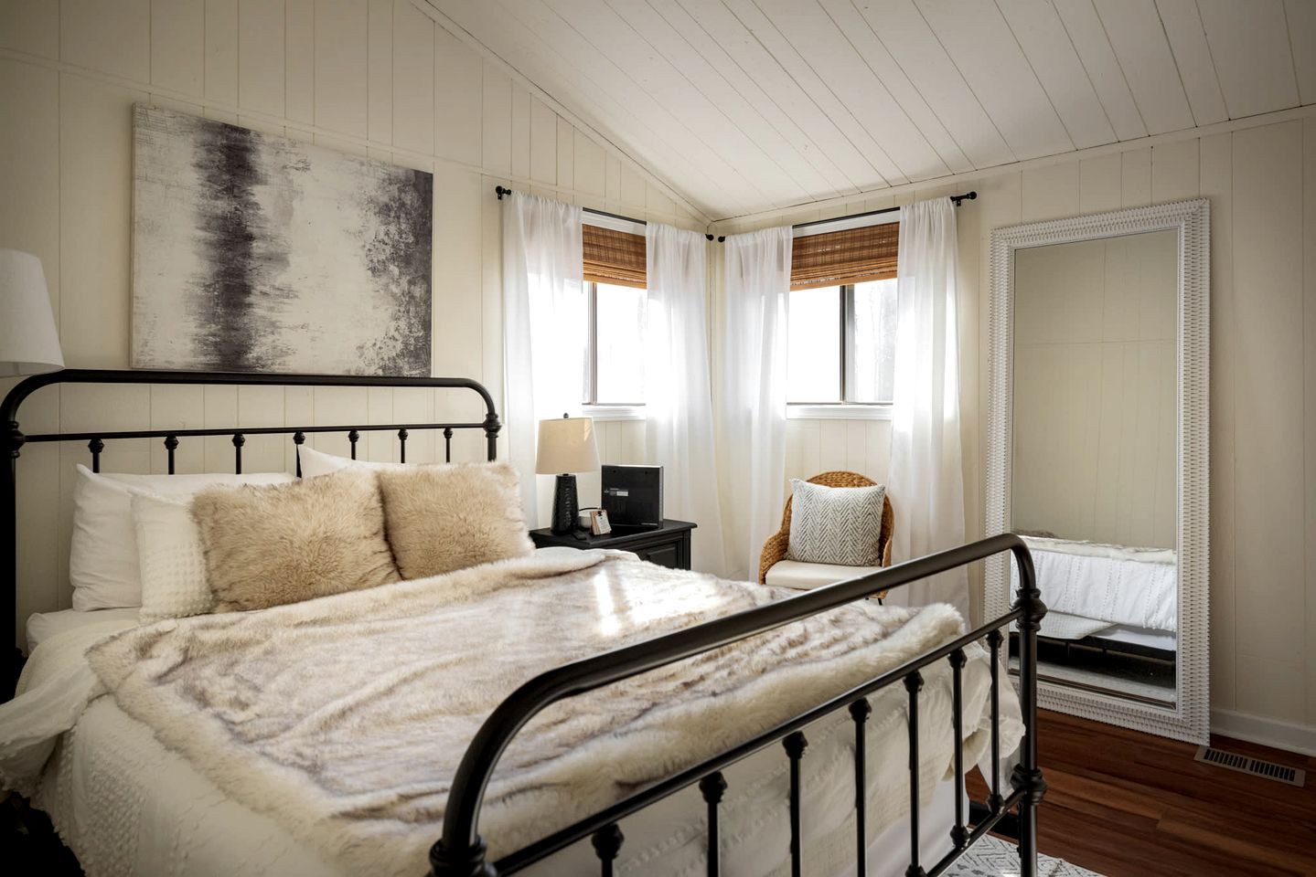 1 bedroom, desk, WiFi