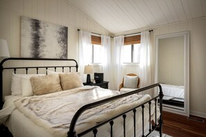 1 bedroom, desk, WiFi - Spectatular Cabin with Sauna, Fire Pit and Modern Decor in Hedgesvile, WV (Hedgesville)