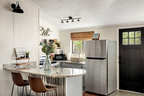 冰箱、微波炉、炉灶、餐桌