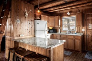 Køleskab, mikrobølgeovn, kogeplade, kaffe-/temaskine