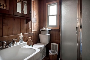 Séchoir à cheveux, serviettes fournies, papier de toilette