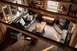 Living area - Spectacular Lofted Cabin with Screened Porch, BBQ, and Fire Pit in West Virginia (Harpers Ferry)