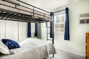 Escritorio y ropa de cama 