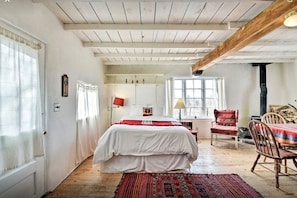 1 bedroom, desk, WiFi, bed sheets