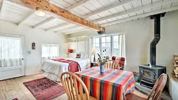 1 bedroom, desk, WiFi, bed sheets