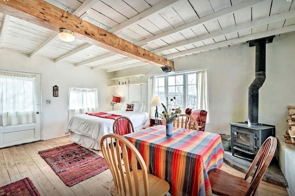 1 bedroom, desk, WiFi, bed sheets