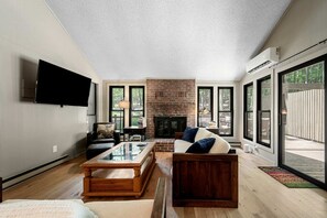 Télévision, cheminée