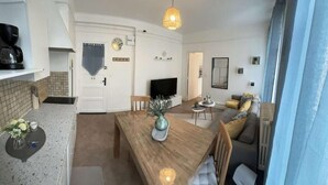 A compact living space with a kitchen, dining area, and a living room. - Bright and renovated, City center (Vitry-le-François)