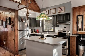 Réfrigérateur, micro-ondes, plaque de cuisson, cafetière/bouilloire