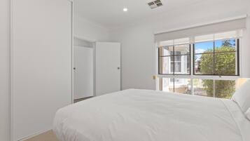 Apartment | 2 bedrooms, laptop workspace, iron/ironing board, bed sheets