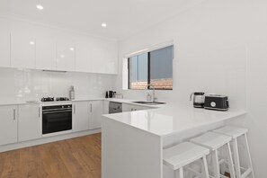 Private kitchen - Quiet 2-bed Retreat With Private Courtyard (Adelaide)