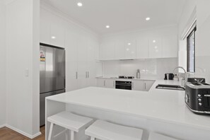 Apartment | Private kitchen - Quiet 2-bed Retreat With Private Courtyard (Adelaide)
