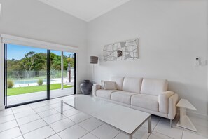 Living room - Beachfront 3-bed With Private Pool & Fireplace (Sunshine Coast)