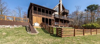 Family and Pet Friendly Cabin with Mountain Views, a Hot Tub, and Access to the Appalachian Trail, Perfect for a Weekend Getaway