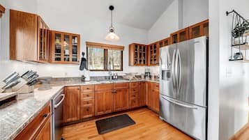 Een koelkast, een microgolfoven, een kookplaat, een vaatwasser